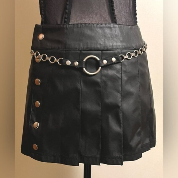 Vintage Y2K Lip Service Black Pleather Skirt Pleated with Buttons SZ Medium - Picture 10 of 10